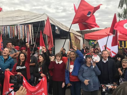 Vigilantes se concentram para saudar ex-presidente petista.