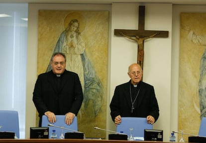 Jose Mª Gil Tamayo (i) y el presidente Ricardo Blazquez (d) en una reunión de la Comisión Permanente de la Conferencia Episcopal en 2017.