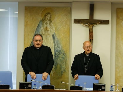 Jose Mª Gil Tamayo (i) y el presidente Ricardo Blazquez (d) en una reunión de la Comisión Permanente de la Conferencia Episcopal en 2017.