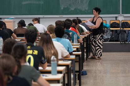 Estudiantes de bachillerato en la Universidad Politécnica de Valencia durante la convocatoria extraordinaria de EBAU.