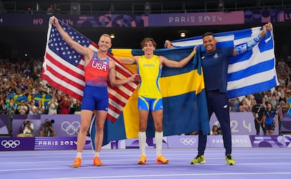 Armand Duplantis en el centro con su medalla de Oro, rodeado por   Sam Kendricks, medalla de Plata  y  Emmanouil Karalis, medalla de Bronce.