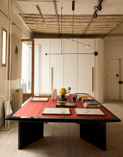 Los grandes ventanales arrojan un chorro de luz del amplio patio interior. La enorme mesa roja fue creada por el arquitecto Albistur con un biombo chino al que se le dio la vuelta