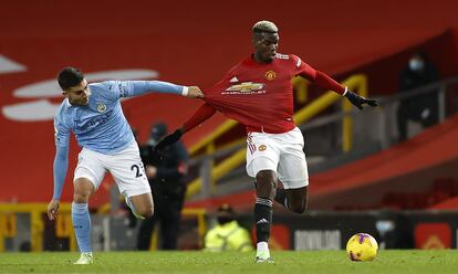 Ferran agarra de la camiseta a Pogba este sábado en Old Trafford.