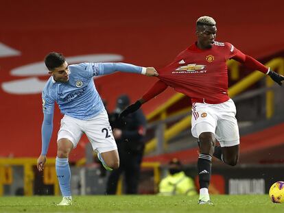 Ferran agarra de la camiseta a Pogba este sábado en Old Trafford.