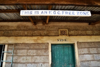 En la escuela de Looksuk (en Kenia) se ha creado un club de chicas y chicos que se oponen a la mutilación genital femenina. Negarse no es fácil en un continente donde se estima que 91,5 millones de mujeres la han sufrido. En la imagen, el cartel declarando la escuela primaria de Loosuk zona libre de MGF.