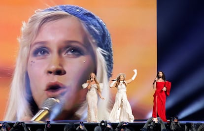  Desde la izquierda, Charlotte Perrelli (ganadora del festival en 1999), Carola (ganadora en 1991) y Conchita Wurst (que venció en 2014) cantando el tema 'Waterloo' durante el homenaje a ABBA.