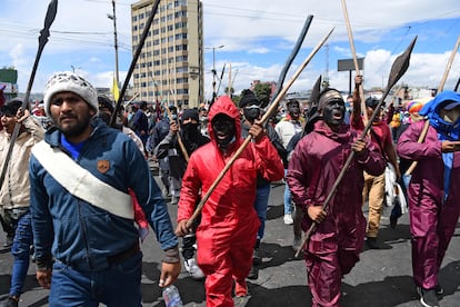 Manifestantes protestan contra el gobierno en los alrededores de la Casa de la Cultura Ecuatoriana.