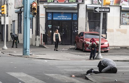 Una esquina de la avenida de Kensington, en Filadelfia, calle que se ha convertido en símbolo de la crisis del fentanilo en Estados Unidos.