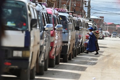 Vehículos hacen cola para repostar en medio de la escasez de combustibles, el miércoles en Viacha, Bolivia