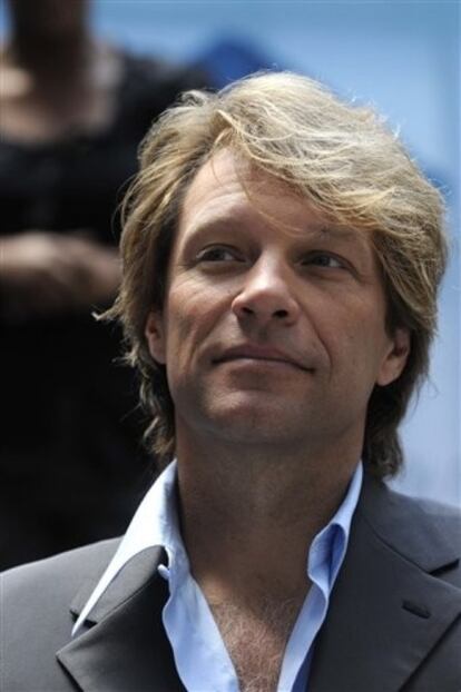 Parece que todo ha quedado en un susto. El hijo de Bon Jovi que ingresó en el hospital el domingo tras una llamada a los servicios de emergencia ha regresado a casa, según Contactmusic.com. El menor, suya identidad no ha sido revelada, se encuentra bien tras su paso por el Rierview Medical Center de Redbank. El cantante tiene 4 hijos, Stephanie Rose, de 16 años; Jesse James Louis, de 13 años; Jacob Hurley, de siete años; y Romeo Jon, de cinco.