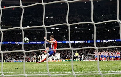 Julián Alvarez lanzando el penalti en la vuelta de los octavos de final de la Champions League ante el Real Madrid.