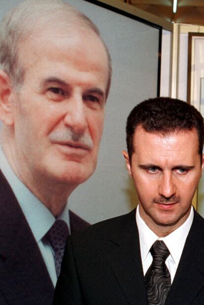 Bachar el Asad, ante un retrato de su padre, el expresidente Hafed el Asad, durante un acto en Damasco la semana pasada.