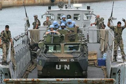 Soldados franceses bajo mandato de la ONU desembarcan a bordo de un blindado en el puerto de Naqura (Líbano).