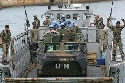 Soldados franceses bajo mandato de la ONU desembarcan a bordo de un blindado en el puerto de Naqura (Líbano).