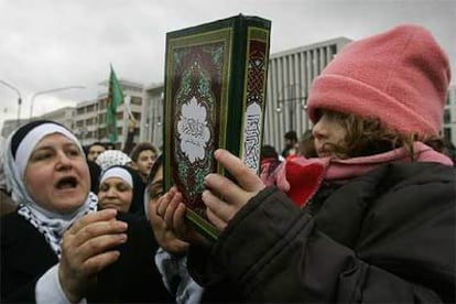 Una niña sostiene el Corán, durante la protesta frente a la Embajada danesa en Berlín.