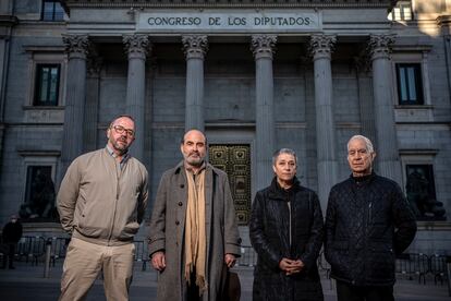 Fernando García, Ernesto Pérez, Leonor García y Antonio Carpallo, víctimas de abusos sexuales por parte de miembros de la Iglesia católica cuando eran niños, frente al Congreso el 29 de enero de 2022. 

