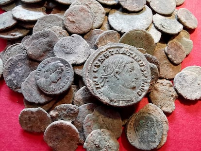 Monedas romanas halladas en La Cuesta de Berció (Asturias).