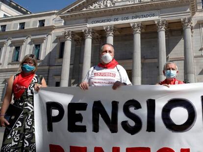 Una representación del Movimiento de Pensionistas de la Comunidad Autónoma Vasca y Navarra durante se concentran ante el Congreso de los Diputados. 