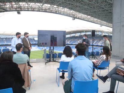 Una clase de uno de los másters de LaLiga Business School en el estadio de la Real Sociedad.