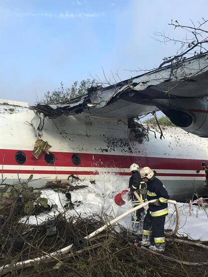 El servicio de Emergencias de Ucrania ha explicado que a las 7.10 (6.10 hora peninsular española) recibió la información de que el avión de transporte An-12 había desaparecido del radar al acercarse a aterrizar, a 13,7 kilómetros del aeropuerto internacional de Lviv, al oeste del país.