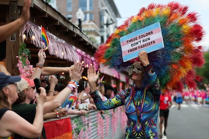 Una de las personas manifestantes en el World Pride en Washington, este 7 de junio de 2025.