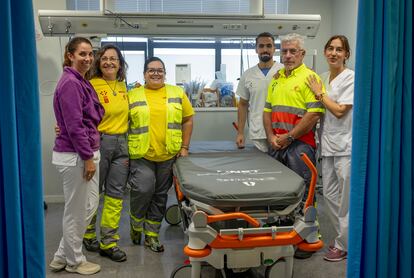 De izquierda a derecha: Melany Roblas, Inmaculada Mora, Sandra Hernández, David Socorro, Manuel Gálvez, María Jesús Barbeiro, parte del equipo de Urgencias del Hospital Insular Nuestra Señora de los Reyes, el día 2 en un box de Urgencias. 