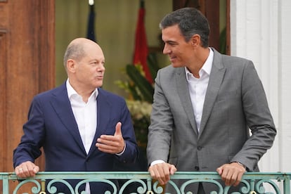 El presidente español, Pedro Sánchez, en el Palacio de Meseberg con el canciller alemán, Olaf Scholz, este martes.