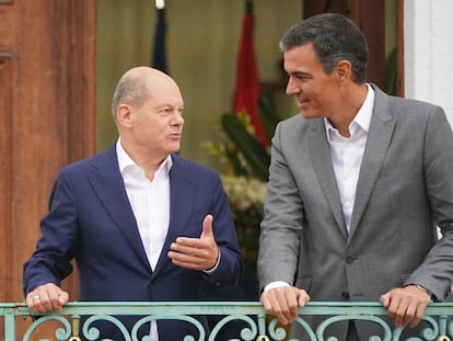El presidente español, Pedro Sánchez, en el palacio de Meseberg con el canciller alemán, Olaf Scholz, este martes.