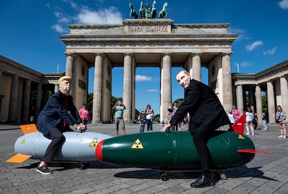 Dos activistas disfrazados de Trump y Putin, en una protesta en Berlín.