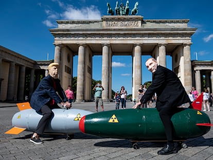 Dos activistas disfrazados de Trump y Putin, en una protesta en Berlín.