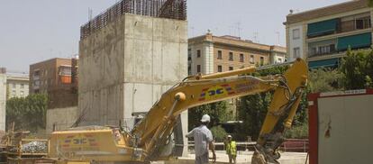 Tareas de demolición de la biblioteca universitaria en Sevilla.