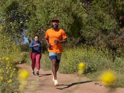 Uso de un reloj con Wear OS al hacer deporte