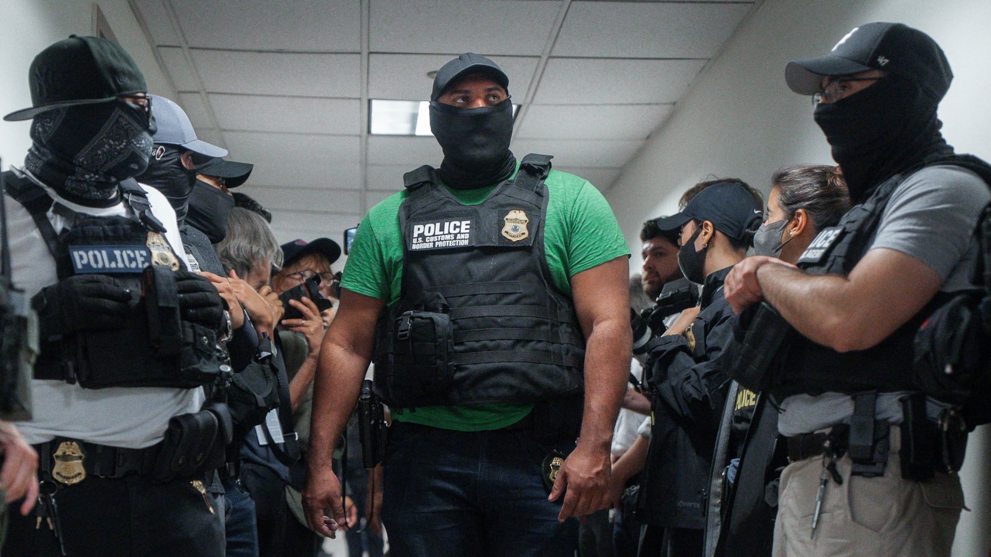 No más agentes del ICE enmascarados: demócratas quieren prohibir que los funcionarios de inmigración oculten su rostro | Inmigración en Estados Unidos | EL PAÍS US