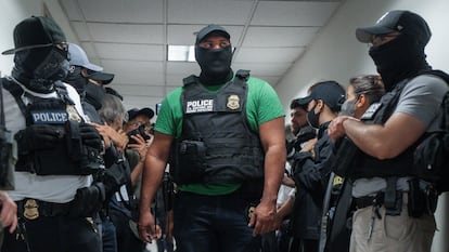 Agentes federales enmascarados esperan afuera de un tribunal de inmigración, en Nueva York, el 8 de julio de 2025.