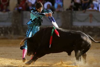 El diestro Sebastián Castella en la suerte de banderillas durante la corrida en la que Francisco Rivera se retira de los ruedos.