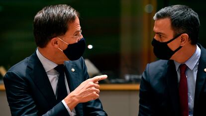 Mark Rutte conversa con Pedro Sanchez.