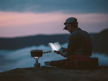 Los accesorios para cocinar e iluminar son esenciales para el camping y el senderismo.