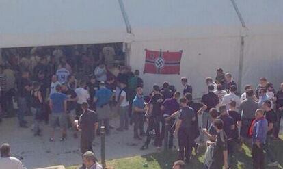 Carpa madridista instalada en el jard&iacute;n del Turia, con una bandera nazi en su entrada.