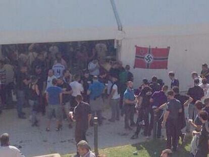 Carpa madridista instalada en el jardín del Turia, con una bandera nazi en su entrada.