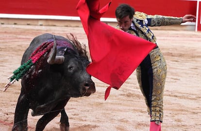 Eduardo Dávila Miura en la octava y última corrida de la feria de San Fermín, en Pamplona, el 14 de julio de 2016.