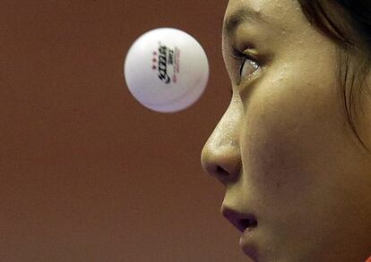 La taiwanesa Cheng Hsien Tzu observa atentamente la bola mientras se enfrenta a la china Zhu Yuling durante la semifinal femenina de tenis de mesa entre China y Taiwán de los Campeonatos del Mundo de tenis de mesa disputada en Shah Alam (Malasia).
