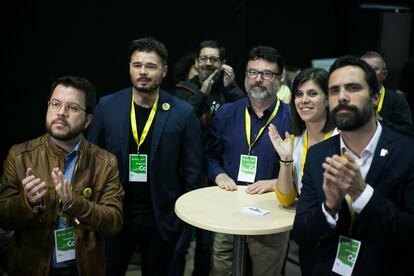 De izquierda a derecha, Pere Aragonés, el segundo candidato de Esquerra al Congreso, Gabriel Rufian, Joan Josep Nuet, Marta Vilalta y Roger Torrent en el momento en que se han conocido los resultados del sondeo hecho por TV3, en la sede de ERC en Barcelona.