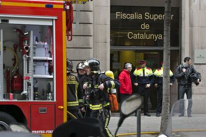 Bombers de Barcelona apaguen l'incendi a l'edifici de la Fiscalia.