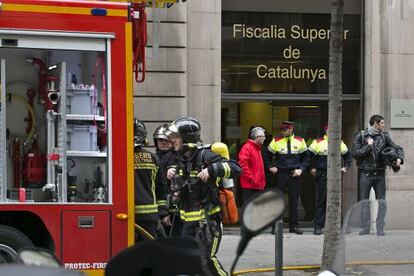 Bombers de Barcelona apaguen l&#039;incendi a l&#039;edifici de la Fiscalia.