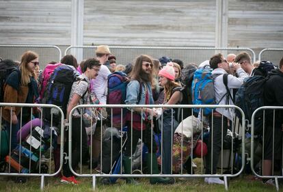 Asistentes al festival hacen cola a medida que llegan a la granja Worthy en Pilton donde se celebra el festival Glastonbury, 25 de junio de 2014.