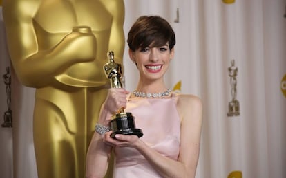 Anne Hathaway con el Oscar que ganó a mejor actriz de reparto en 2013.