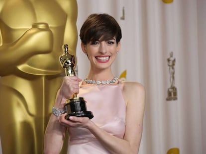 Anne Hathaway con el Oscar que ganó a mejor actriz de reparto en 2013.