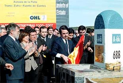 José María Aznar y Juan Carlos Rodríguez Ibarra (a la izquierda), en la inauguración del tramo de la autovía.