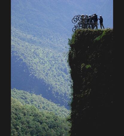 En sus 56 kilómetros de recorrido, la llamada carretera de la muerte, que une La Paz con la región boliviana de los Yungas, bordea acantilados de 800 metros de caída.