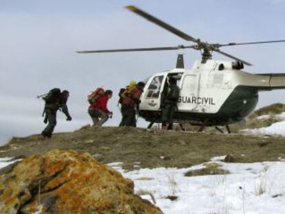 Guardias civiles del Servicio de Rescate durante la búsqueda, en enero de 2009, de un montañista desaparecido en Sierra Nevada (Granada).